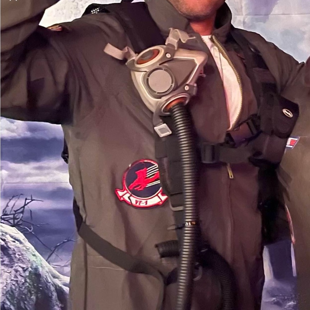 Men’s Top Gun costume.